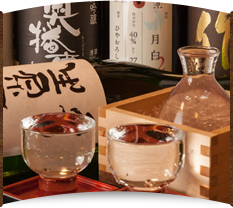 日本酒がグラスに注がれている